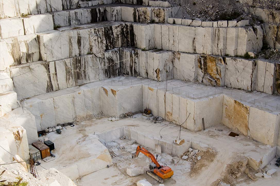 

Milline on looduslik marmor?
Marmor (Carrara) on väga poorne ja koosneb mikroskoopilistest kaltsiumkarbonaat kristallidest, mis imavad kergesti vedelikke. Võr